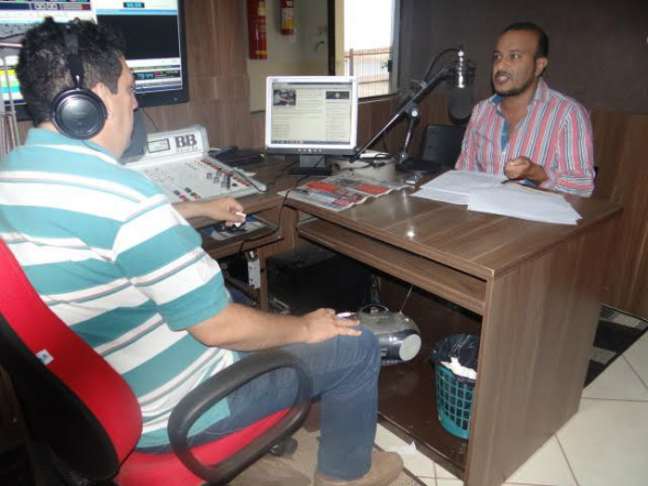 Professor Ailton: analfabetismo zero é a nossa meta Pré-candidato a prefeito de Amambai, Professor Ailton (PR), sendo entrevistado no programa Tribuna LivreFoto: Moreira Produções