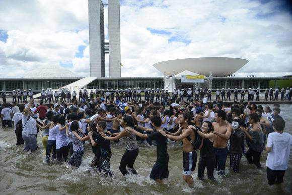 Movimentos sociais prometem intensificar cobranças sobre governo e Parlamento Movimentos sociais prometem intensificar cobranças sobre governo e Parlamento