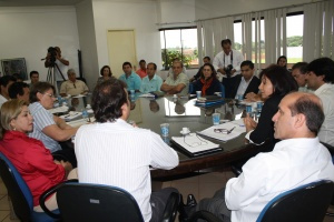 Prefeita Délia Razuk em reunião de trabalho com secretários com presença da imprensa