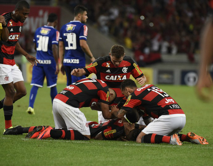 Flamengo engata a quinta, vence Cruzeiro no Maracanã e entra no G-4 Luiz Antônio se emociona e é abraçado pelos jogadores após o seu gol (Foto: André Durão)