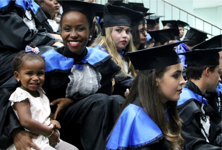 Letícia Veiga de Souza recebeu o diploma ao lado da filha / Foto: Assessoria