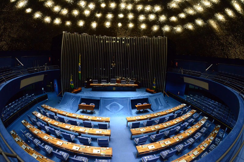 Senado pode votar hoje voto distrital misto e mais recursos para a saúde