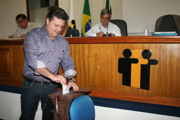 Pouco mais de 20 prefeitos votaram até agora na eleição da Assomasul que termina às 17h Jocelito Krug votou agora pela manhã - Foto: Chico Ribeiro.