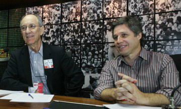 Ao lado do secretário-geral, deputado Paulo Teixeira, Falcão defendeu também o voto em lista