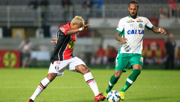 Não valeu esperar: em jogo fraco, Joinville e Chape não saem do zero Joinville e Chapecoense empataram sem gols na Arena (Foto: Divulgação/Joinville EC)