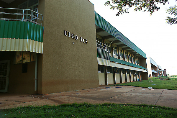 Sem aulas, Universidade Federal da Grande Dourados está praticamente vazia. (Foto: Hédio Fazan/OPROGRESSO)