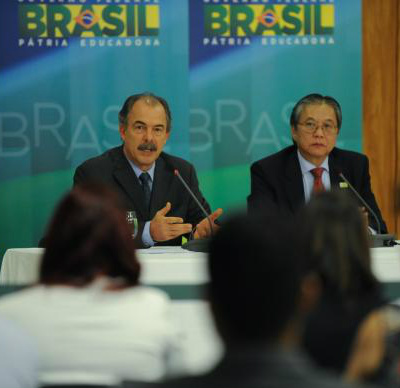 Governo vai apresentar em 30 dias propostas para demanda de montadoras Ao lado do presidente da Anfavea, Luiz Moan, Mercadante defende foco nas exportações / José Cruz/Agência Brasil