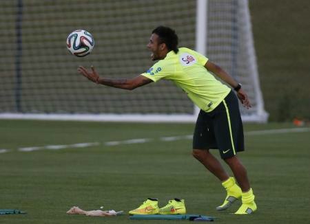 Neymar participa de treino em Teresópolis, em 8/6/2014. 