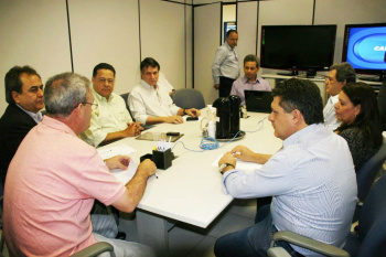 Bancada federal e técnicos reunidos na superintendência da Caixa Econômica em Mato Grosso do Sul. (foto: Chico Ribeiro)