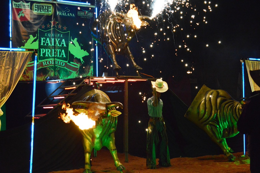 Cerimonial de abertura do rodeio da Expobai tem surpreendido Peões, salva-vidas, locutores e autoridades surgem do meio de um túnel montado na arena / Foto: Moreira Produções