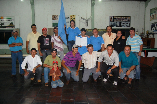 Patronagem do CTG e do Clube do Laço CTG Sentinela de Amambai, junto com os peões, reunidos no salão de jogos do CTG. Foto: Moreira Produções.