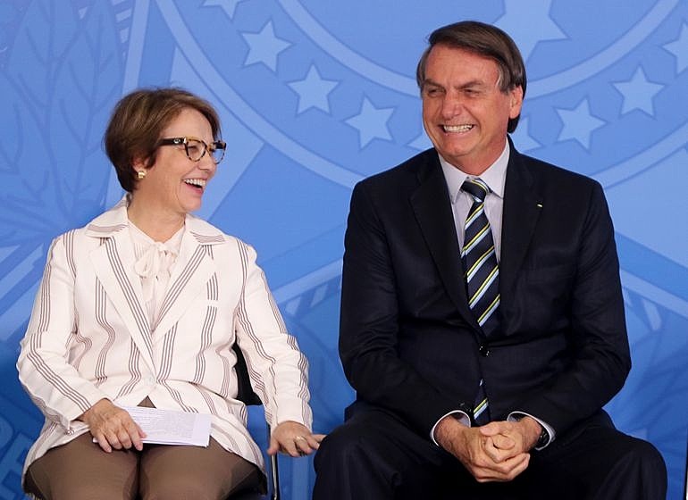 Em associação com ministra da Agricultura (à esq.), Bolsonaro tem autorizado diferentes benefícios fiscais e creditícios ao agronegócio - Wilson Dias/Agência Brasil