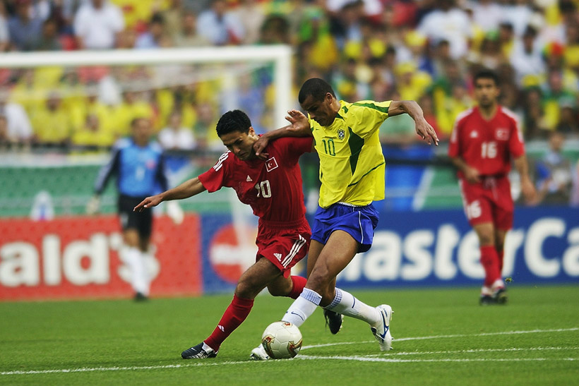 Seleção Brasileira venceu as últimas oito estreias em Copa do Mundo Rivaldo em ação contra a Turquia, na estreia da Seleção em 2002