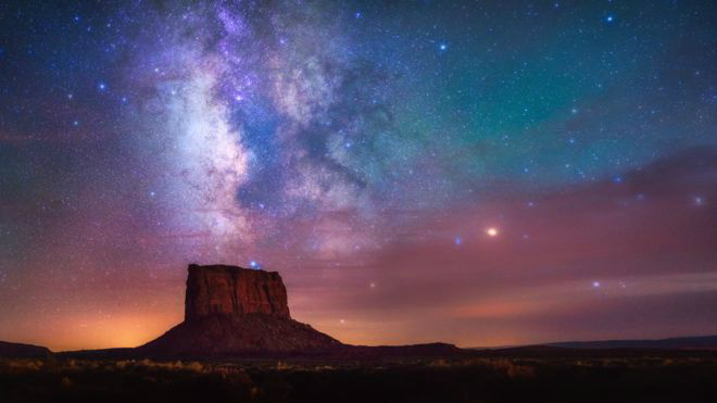 Monument Stars de Albert DrosApesar de ter sido tirada durante um eclipse lunar de 2015, a foto de Albert Dros não registra a Lua, mas sim o céu escuro sob o Monument Valley, nos EUA.