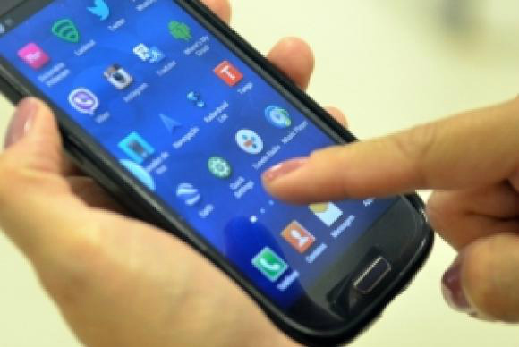 Telefone celular continua sendo o principal meio usado pelo público com menos de 18 anos para se conectar, sendo utilizado por 83%EBC