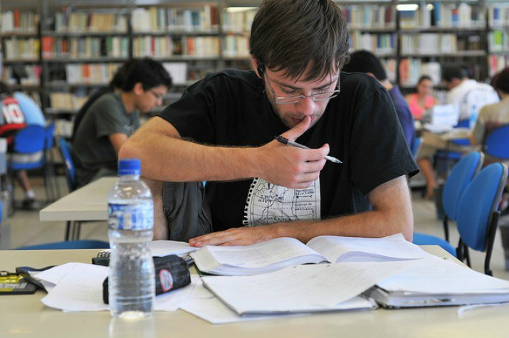 Inscrições para o Enem começam na próxima segunda-feira (8) Podem pleitear gratuidade os concluintes de escola pública no ensino médio, os já declarados no CadÚnico e os que se enquadram nas exigências da Lei nº 12.799Foto: Divulgação