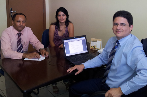 Os defensores públicos Marcelo Marinho da Silva e José Gonçalves de Farias durante reunião nessa quarta-feira (15), com a presidente da Vila Santo Antônio, Sonilza Alves da Silva.
