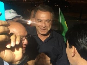 Candidato durante a recepção no aeroporto de Campo Grande. (Foto: Guilherme Henri/Arquivo).