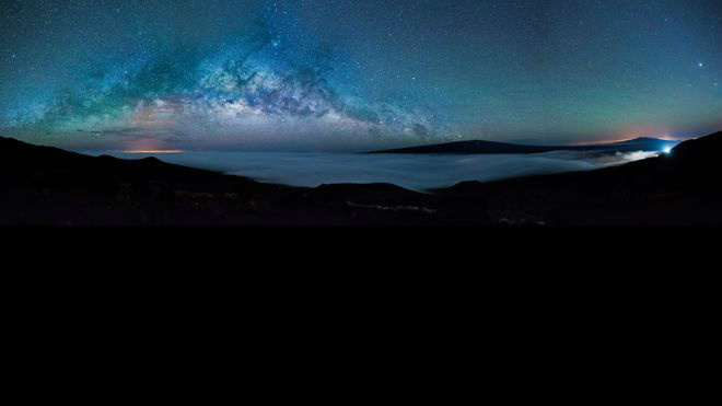 A fotografia da Via Láctea foi feita da montanha mais alta do Havaí, Mauna Kea (4.208 m), mostrando campos de lava da Ilha Grande. Foto: Gianni Krattli