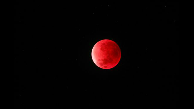 Supermoon Eclipse 2015 de Peter FolkessonEm 28 de setembro de 2015, uma superlua coincidiu com um eclipse lunar, fenômeno registrado nesta fotografia da lua avermelhada em Boras, na Suécia. Foto: Peter Folkesson