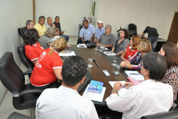 Mesa de negociações entre Simted e Prefeitura de Amambai. (Foto: Felipe Schinaider)