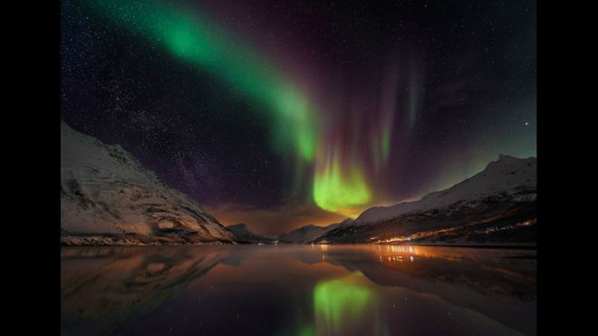 Aurora over Laksvatn Fjord de Matt WalfordA aurora boreal sobre a Laksvatn Fjord, Noruega, em foto de de Matt Walford. Fotógrafos podem se inscrever pela internet em [www.rmg.co.uk/astrophoto](www.rmg.co.uk/astrophoto) Todas as imagens foram cedidas pelo Observatório Real de Greewich