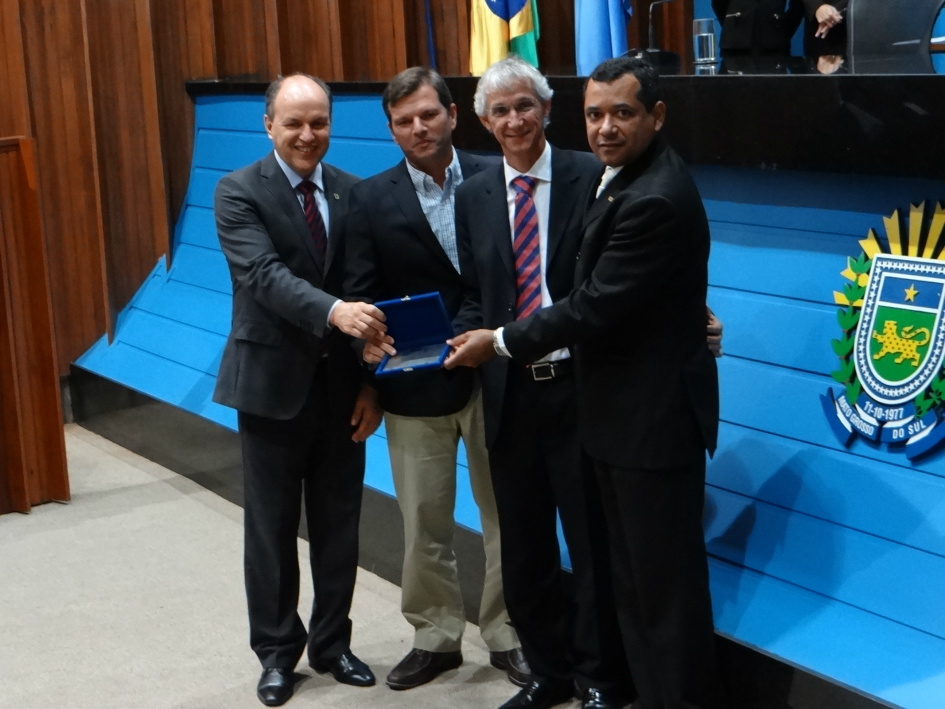Fundação MS recebe homenagem em comemoração dos 40 anos da Embrapa Foto: Divulgação (da esquerda para direita) Deputado Júnior Mochi; presidente da Fundação MS, Luciano Mendes; diretor tesoureiro do Sistema Famasul, Luis Alberto Moraes Novaes; e chefe geral da Embrapa Gado de Corte, Cleber Oliveira.