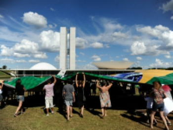 Em Brasília, protesto articulado via redes sociais pede afastamento de Renan Em Brasília, protesto articulado via redes sociais pede afastamento de Renan