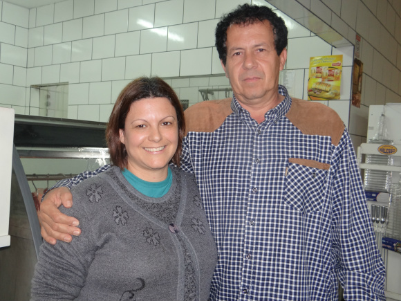 Em Amambai, Mercearia Alvorecer é certificada com o SIM Luciane Farias e Celso Farias, proprietários da Mercearia Alvorecer/ foto: Moreira Produções