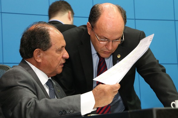 Candidato que prestou serviço eleitoral poderá ter isenção de taxa em concurso A proposta é de autoria do deputado Zé Teixeira (à esquerda da foto)Foto: Victor Chileno