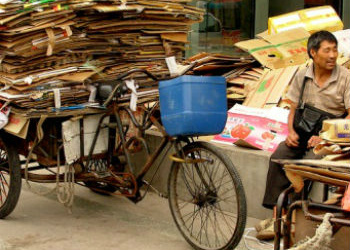 Cidades produzem até 10 bilhões de toneladas de lixo por ano Reciclagem de papelão. Foto: David Barrie/Pnuma