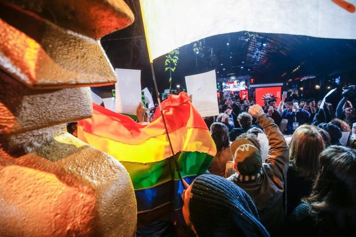 Abraço simbólico foi feito no Kikito gigante que adorna o saguão do Palácio dos FestivaisFoto-Edison Vara / Agência Pressphoto