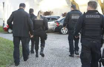 Operação termina com apreensão de drogas, armas e oito presos