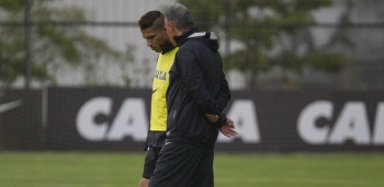 Guerrero ao lado de Tite; peruano terá a companhia de Alexandre Pato em Bragança