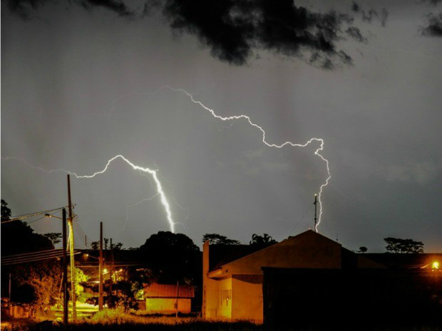 Internauta fotografa raios em Glória de Dourados MS (Foto: Rafael Henrique da Silva/VC no G1 MS)