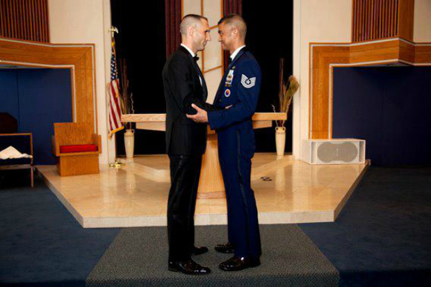Foto do primeiro casamento gay em espaço militar se torna viral na web