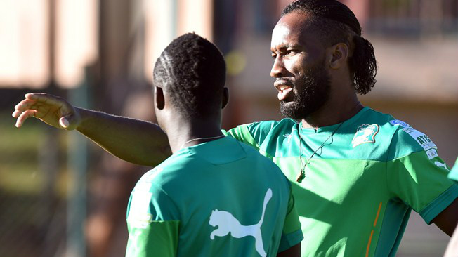 Drogba deixa treino da Costa do Marfim mancando e preocupa