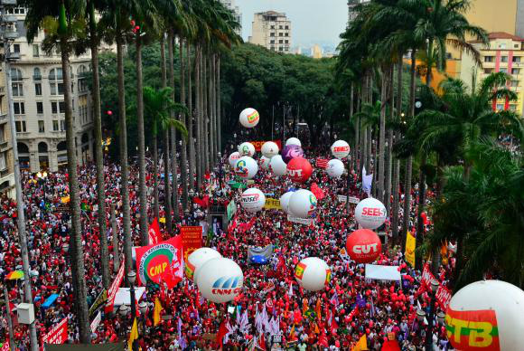 Manifestações podem mudar decisões sobre impeachment, dizem cientistas políticas São Paulo - Frente Brasil Popular e Frente Povo Sem Medo durante protesto esta semana em defesa da democracia e contra o golpe Rovena Rosa/Agência Brasil
