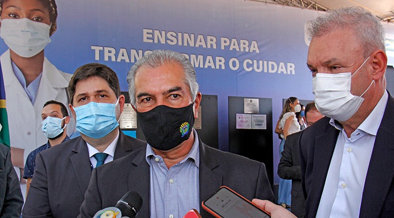 Ao lado dos secretários de Saúde de Mato Grosso do Sul, Geraldo Resende (direita), e de Campo Grande, José Mauro (esquerda), governador Reinaldo Azambuja confirmou à imprensa mutirão de saúde.(Foto: Chico Ribeiro)