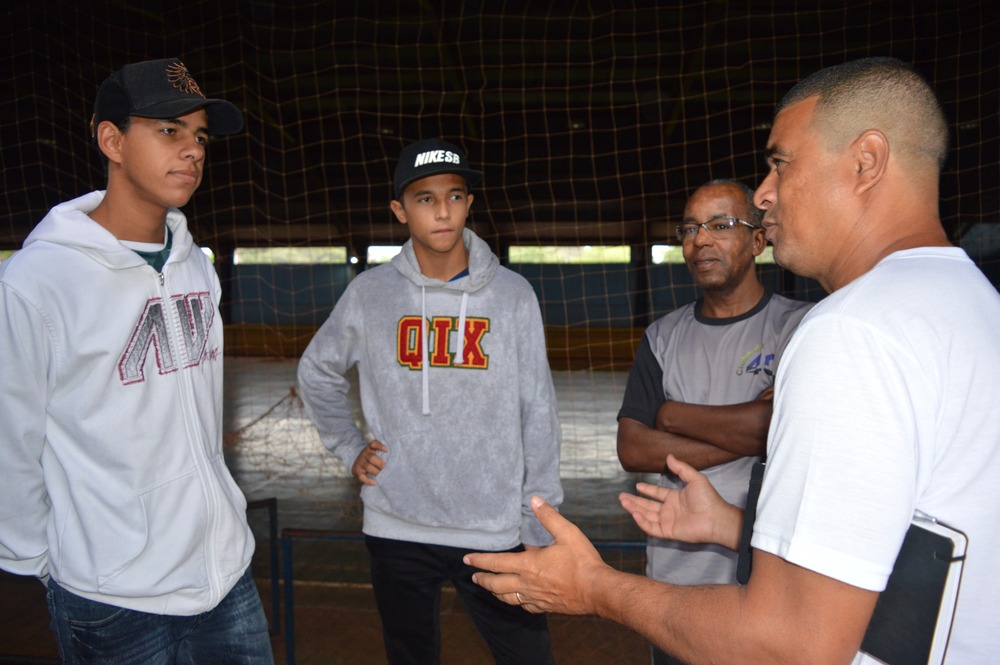 Dois atletas que vão para o Atlético Cambé acompanhados do professor Ismael e do consultor esportivo Cacau / Foto: Moreira Produções