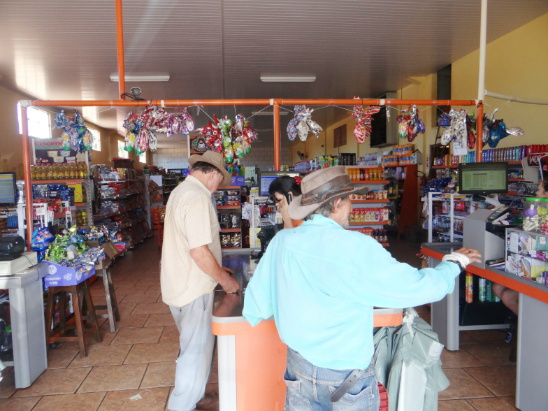 Barras e caixas de chocolate tomam lugar dos ovos de páscoa em Amambai Mercearia Alvorecer oferece produtos com qualidade / Foto: Moreira Produções