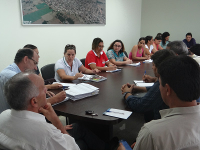 Professores durante reunião com o executivo municipal e vereadores, realizada na tarde desta quarta-feira (29)Foto: Moreira Produções