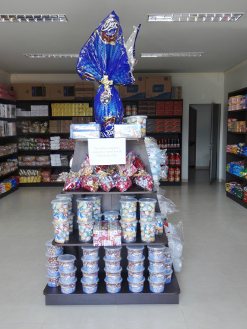 Barras e caixas de chocolate tomam lugar dos ovos de páscoa em Amambai Doce Mel oferece cardápio variado / Foto: Moreira Produções