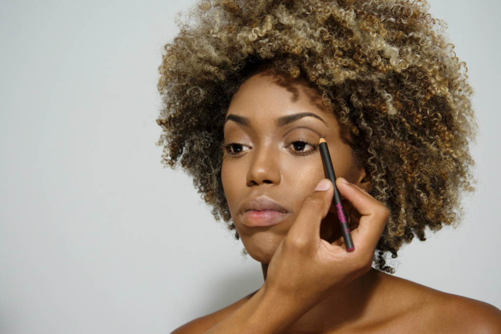 Para arrasar no Carnaval: make com glitter em apenas 5 passos Foto: Divulgação