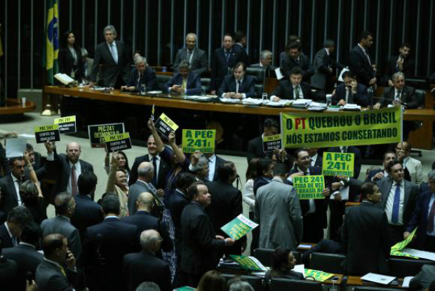 O texto da PEC 241-16 foi aprovado em primeiro turno e precisa passar por nova votação no plenário / Foto: Fabio Pozzebom