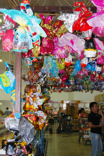 Barras e caixas de chocolate tomam lugar dos ovos de páscoa em Amambai Ovos continuam sendo comercializados pelo comércio / Foto: Moreira Produções