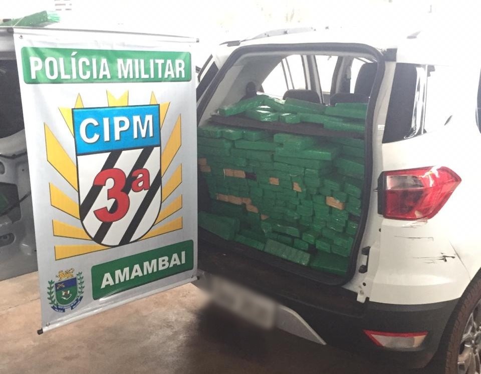PM prende dupla transportando meia tonelada de maconha e recupera veículo