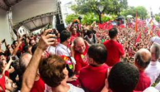 Em Fortaleza, Lula reforça defesa do mandato de Dilma Rousseff Lula fez discurso para, pelo menos, 12 mil pessoas em Fortaleza / Foto: Divulgação