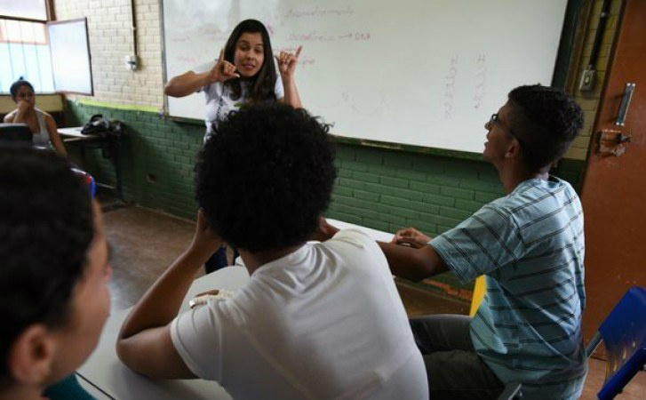 Enem terá provas em videolibras para candidatos com deficiência auditiva Recurso experimental vai permitir aos participantes resolverem a prova com apoio de um vídeo, que apresenta as questões traduzidas para LibrasFoto: Divulgação