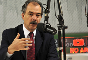 Governo pretende oferecer bolsas de estudo para atrair pesquisadores brasileiros de volta ao país Governo pretende oferecer bolsas de estudo para atrair pesquisadores brasileiros de volta ao país